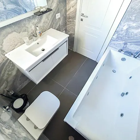 Ocean Nest Escape C77 * Durrës